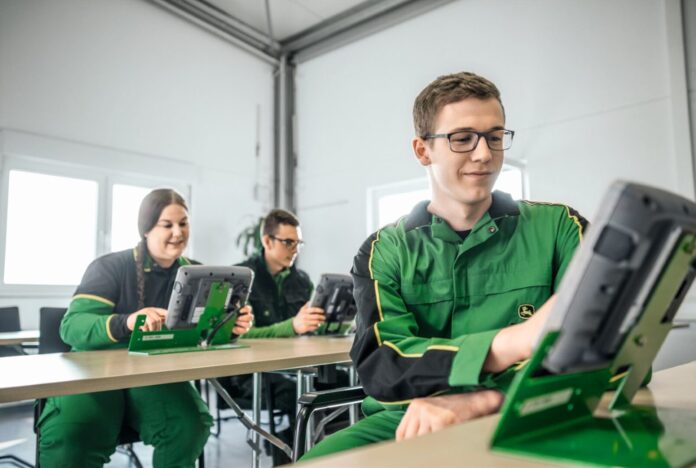 Zima to dla rolników najlepszy sezon na edukację [John Deere]