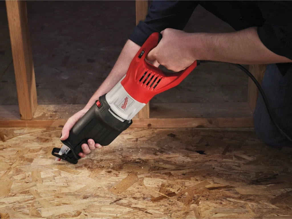 Cięcie w trudnych warunkach – piła szablasta [Elektronarzędzia]