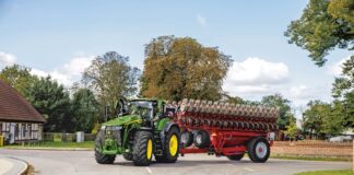 John Deere rozszerza serie 8R i 8RX – nowe modele 440, 490 i 540 KM dla dużych gospodarstw