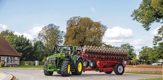 John Deere rozszerza serie 8R i 8RX – nowe modele 440, 490 i 540 KM dla dużych gospodarstw