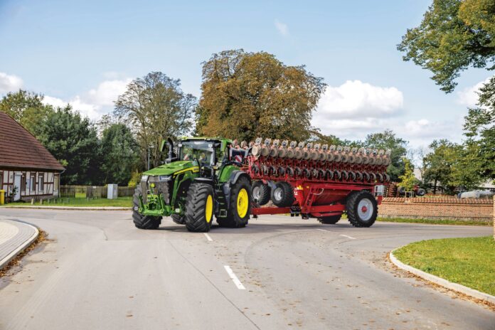 John Deere rozszerza serie 8R i 8RX – nowe modele 440, 490 i 540 KM dla dużych gospodarstw