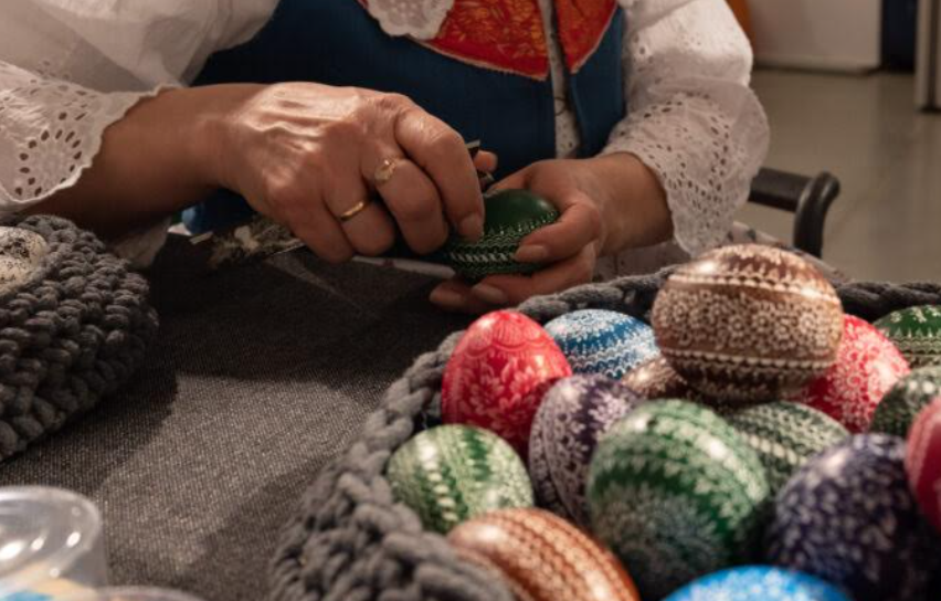 Jak dawniej zdobiono jaja na wsi? Wyjątkowe warsztaty kroszonkarskie w muzeum w Szreniawie