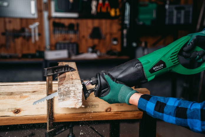 Cięcie w trudnych warunkach – piła szablasta [Elektronarzędzia]