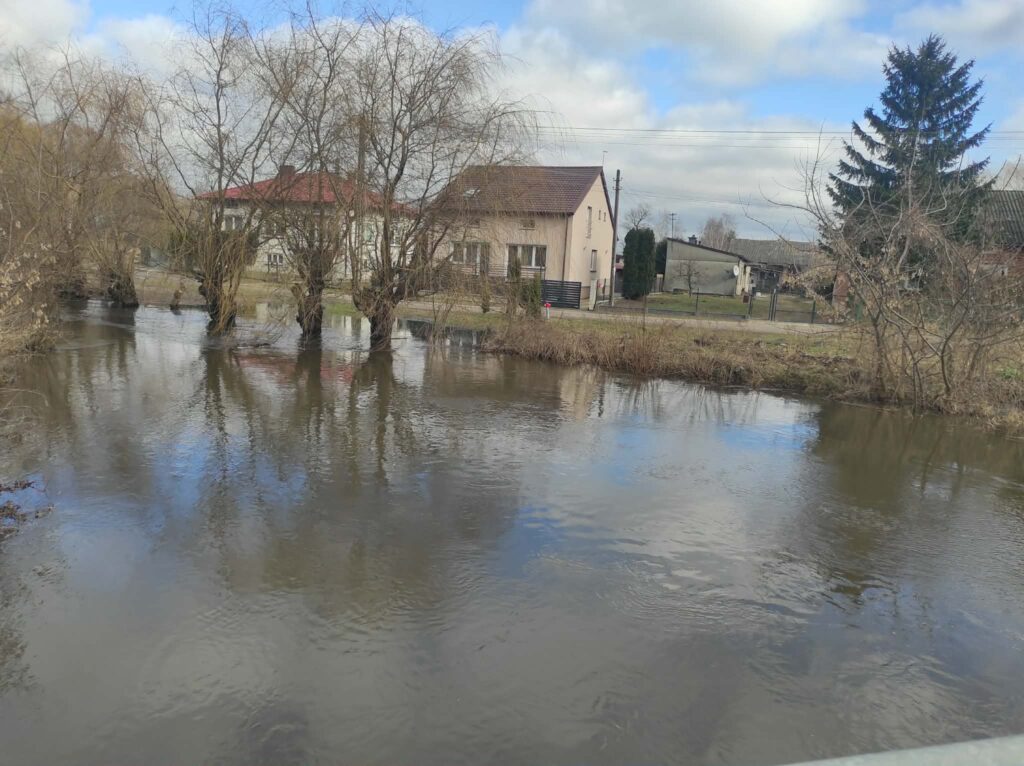 Wielka woda znów zagraża. IMGW ostrzega przed gwałtownymi wezbraniami rzek w ośmiu województwach