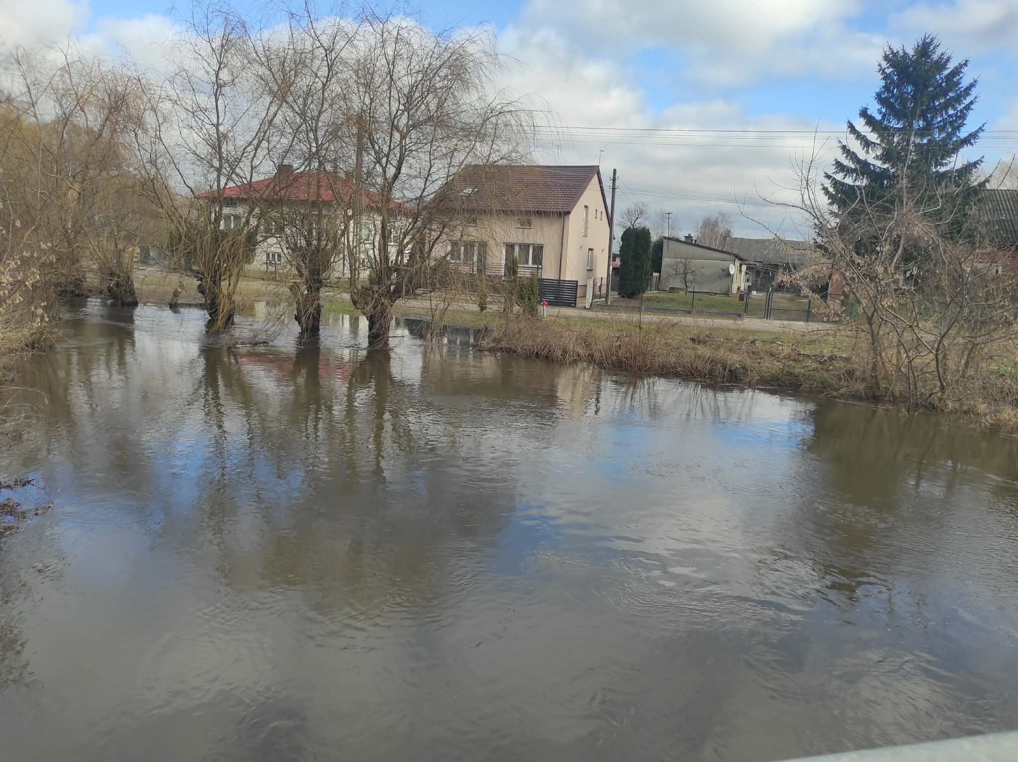 Wielka woda znów zagraża. IMGW ostrzega przed gwałtownymi wezbraniami rzek w ośmiu województwach