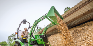 Kompaktowe ciągniki John Deere serii 3 i 4 – wszechstronność, precyzja i komfort pracy