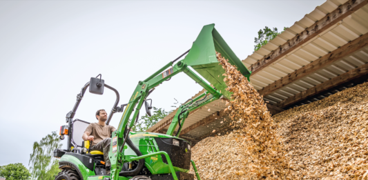 Kompaktowe ciągniki John Deere serii 3 i 4 – wszechstronność, precyzja i komfort pracy