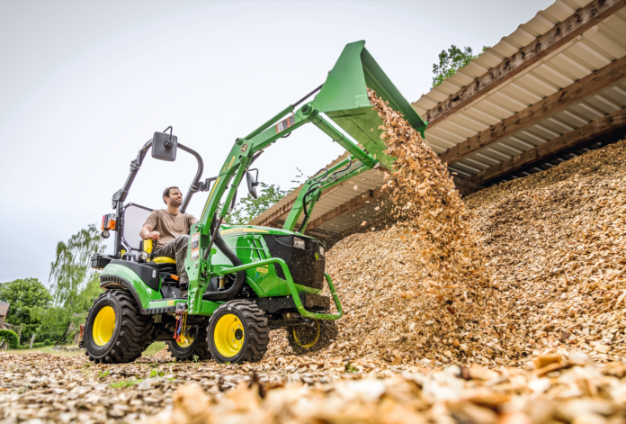 Kompaktowe ciągniki John Deere serii 3 i 4 – wszechstronność, precyzja i komfort pracy
