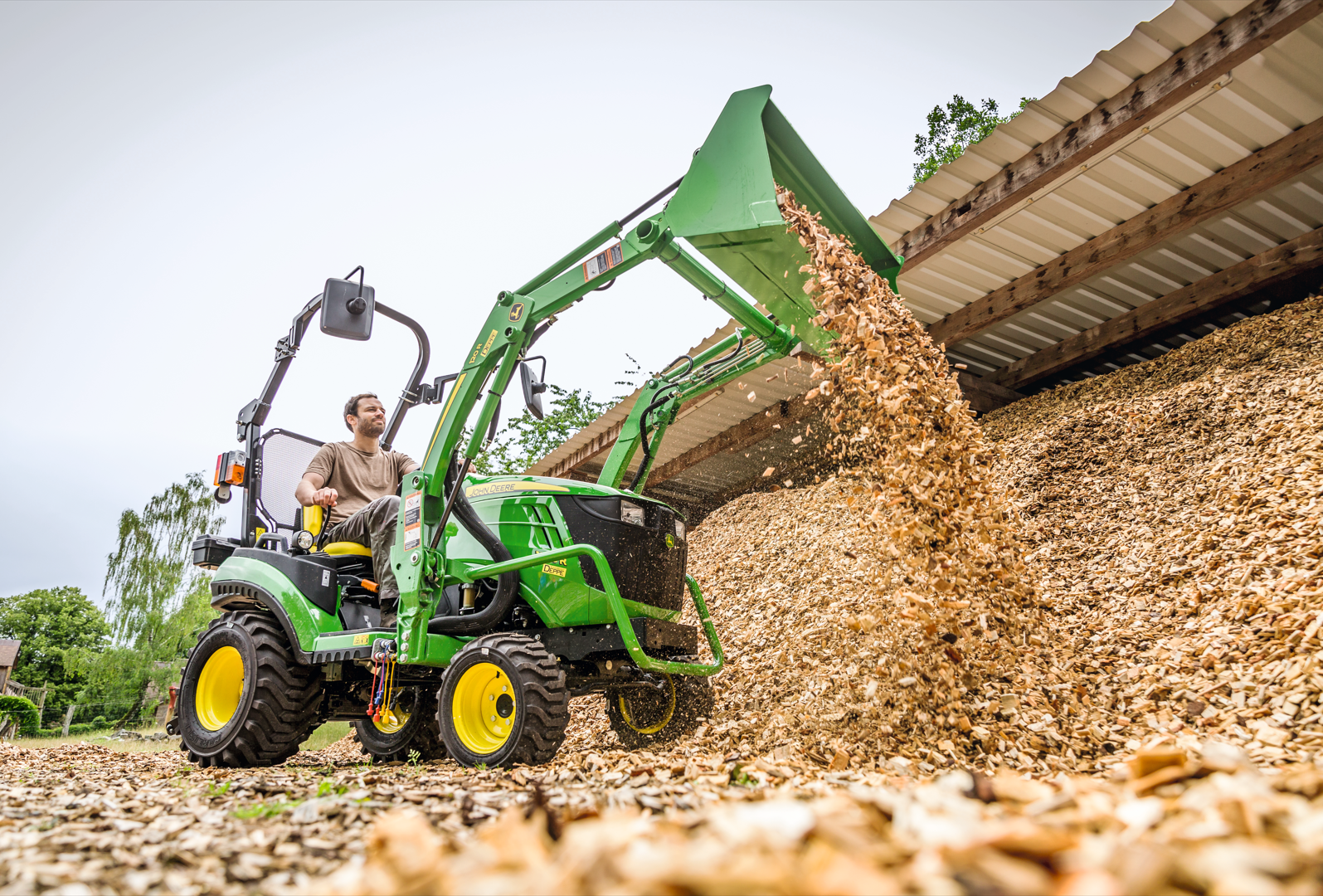 Kompaktowe ciągniki John Deere serii 3 i 4 – wszechstronność, precyzja i komfort pracy