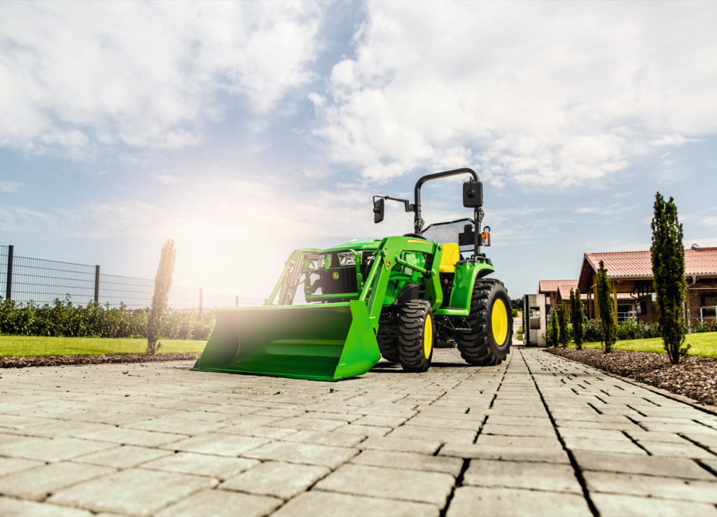 Kompaktowe ciągniki John Deere serii 3 i 4 – wszechstronność, precyzja i komfort pracy