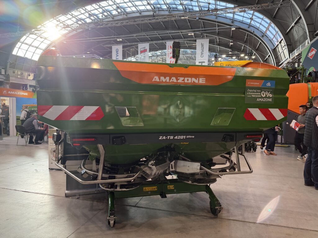 Rozsiewacz vs. opryskiwacz. Jak precyzyjnie aplikować nawozy mineralne?