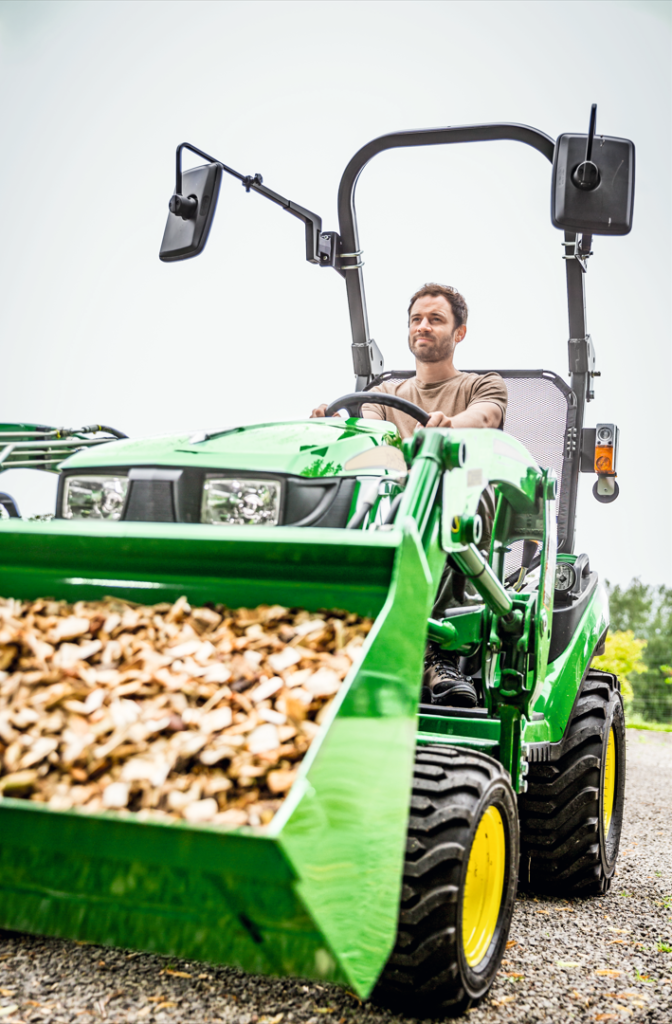 Kompaktowe ciągniki John Deere serii 3 i 4 – wszechstronność, precyzja i komfort pracy