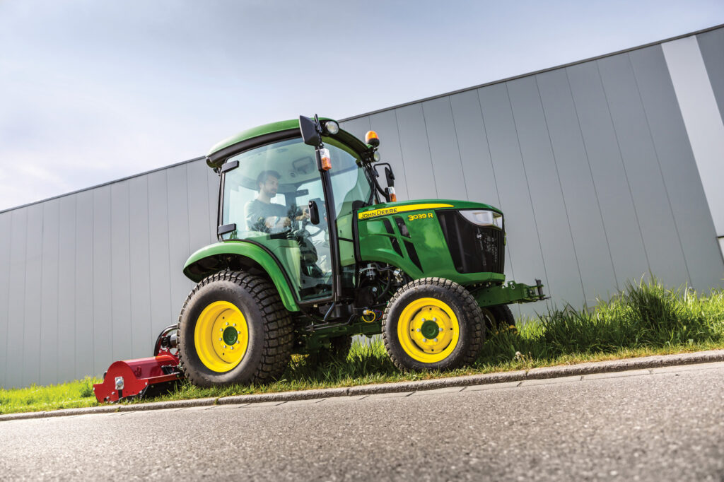 Kompaktowe ciągniki John Deere serii 3 i 4 – wszechstronność, precyzja i komfort pracy