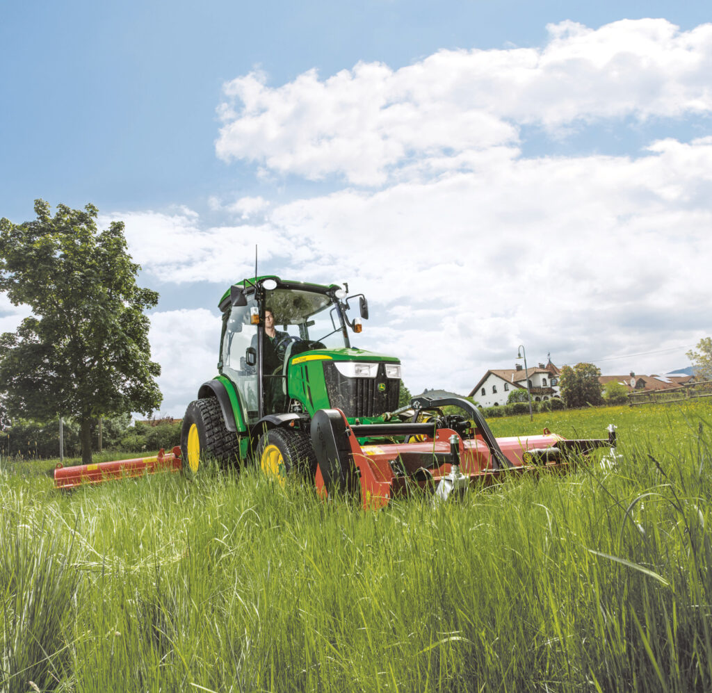 Kompaktowe ciągniki John Deere serii 3 i 4 – wszechstronność, precyzja i komfort pracy