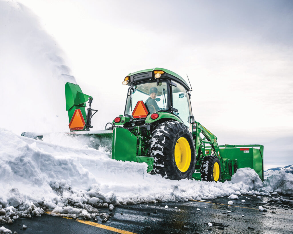 Kompaktowe ciągniki John Deere serii 3 i 4 – wszechstronność, precyzja i komfort pracy