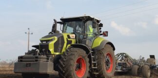 CLAAS AXION 9 pracuje już w Polsce. Przedseryjny ciągnik ma ponad 720 motogodzin