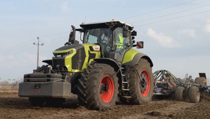 CLAAS AXION 9 pracuje już w Polsce. Przedseryjny ciągnik ma ponad 720 motogodzin
