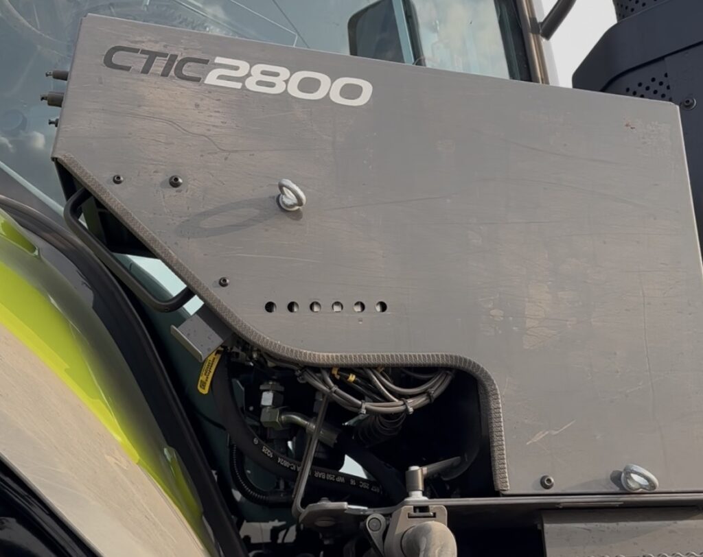 CLAAS AXION 9 pracuje już w Polsce. Przedseryjny ciągnik ma ponad 720 motogodzin 2 CLAAS AXION 9 pracuje już w Polsce. Przedseryjny ciągnik ma ponad 720 motogodzin