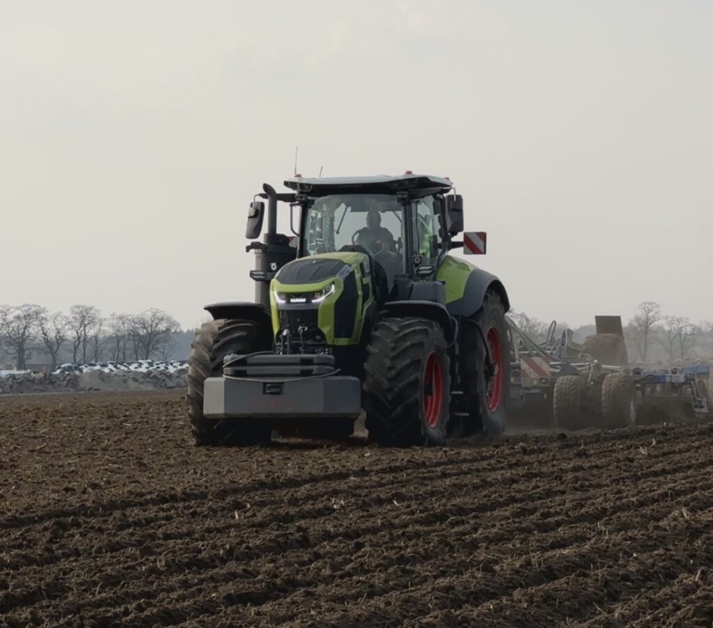 CLAAS AXION 9 pracuje już w Polsce. Przedseryjny ciągnik ma ponad 720 motogodzin
