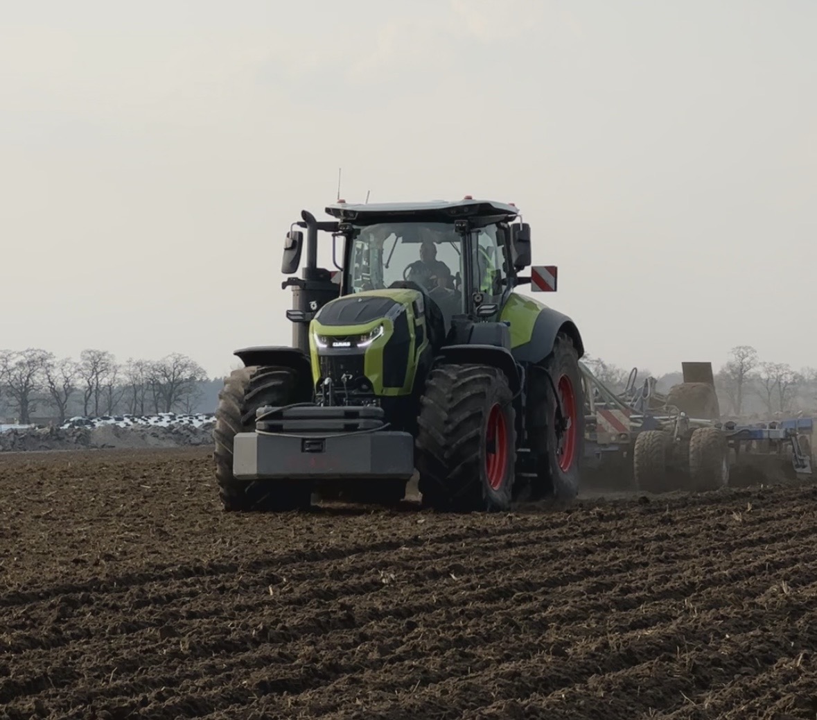 CLAAS AXION 9 pracuje już w Polsce. Przedseryjny ciągnik ma ponad 720 motogodzin