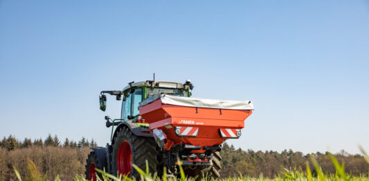 Rozsiewacz vs. opryskiwacz. Jak precyzyjnie aplikować nawozy mineralne?