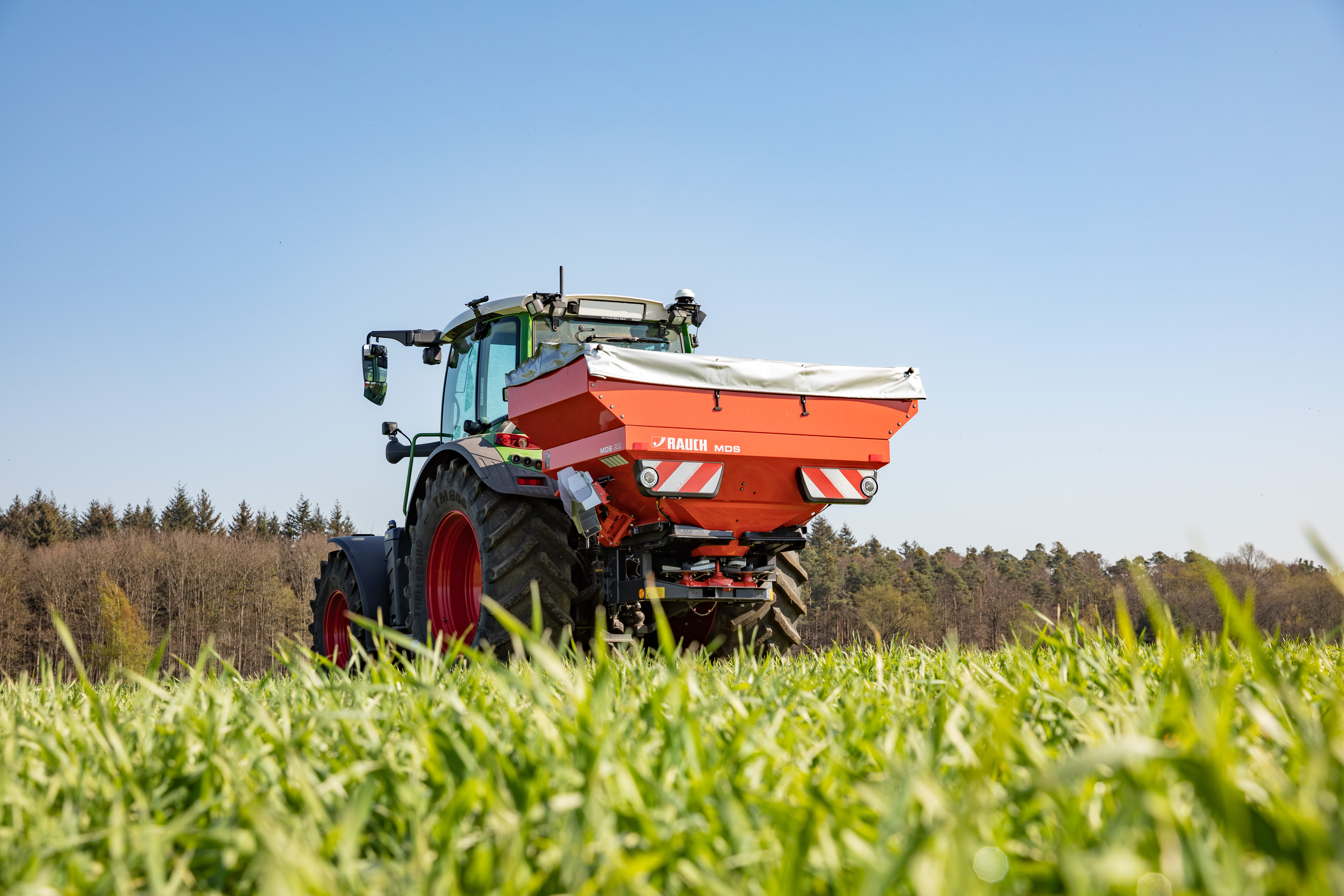 Rozsiewacz vs. opryskiwacz. Jak precyzyjnie aplikować nawozy mineralne?