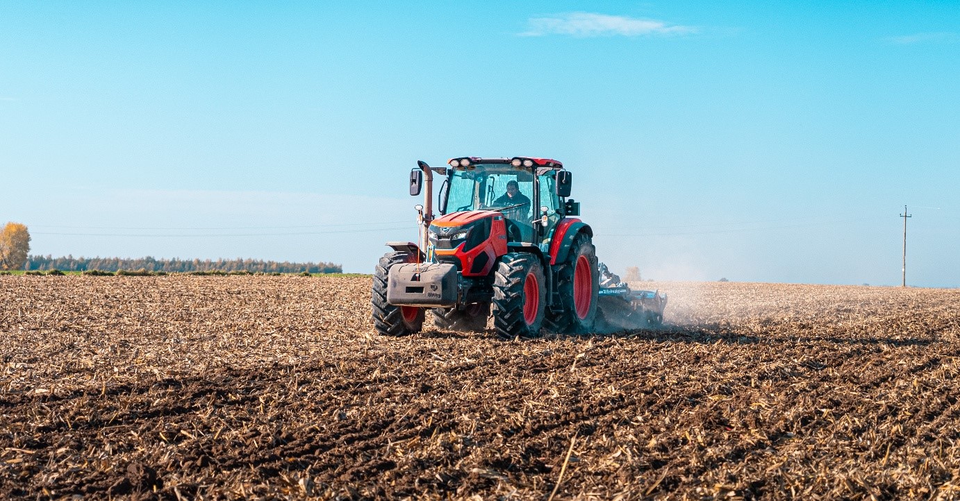 KIOTI HX9010 i HX1001 – bogate wyposażenie w standardzie za 184 999 zł netto.