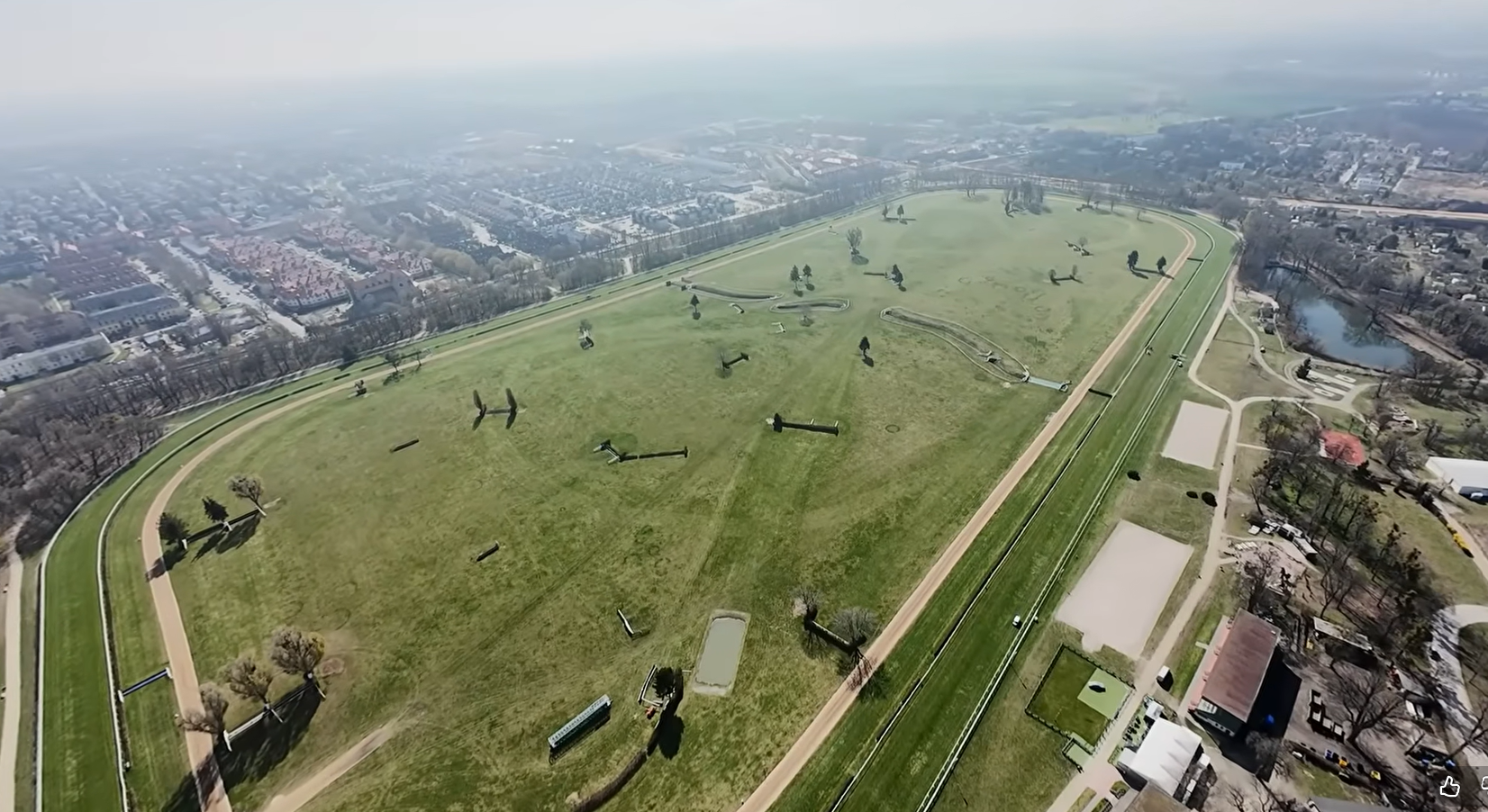 Wyjątkowo trudny podsiew trawy! Tutaj 100 kg nasion na hektar to norma – dlaczego tak dużo?