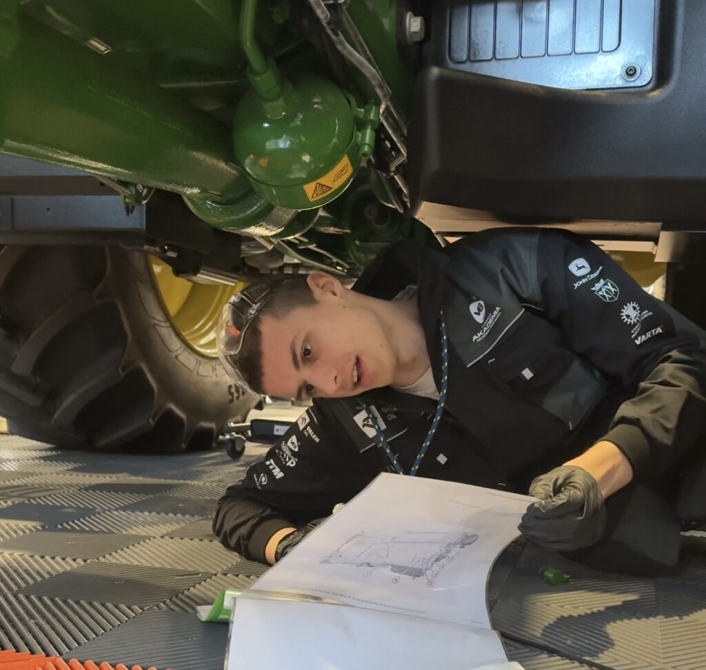 Młody Mechanik Maszyn Rolniczych podczas Poznań Motor Show