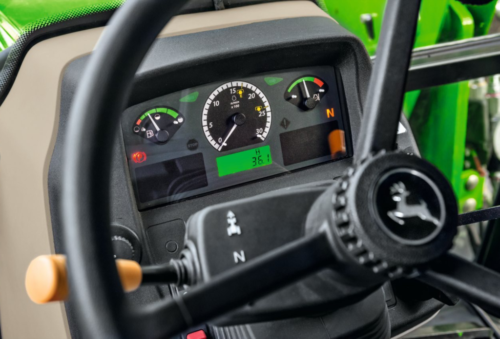 John Deere 5E. Uniwersalny ciągnik do gospodarstwa, usług i prac komunalnych