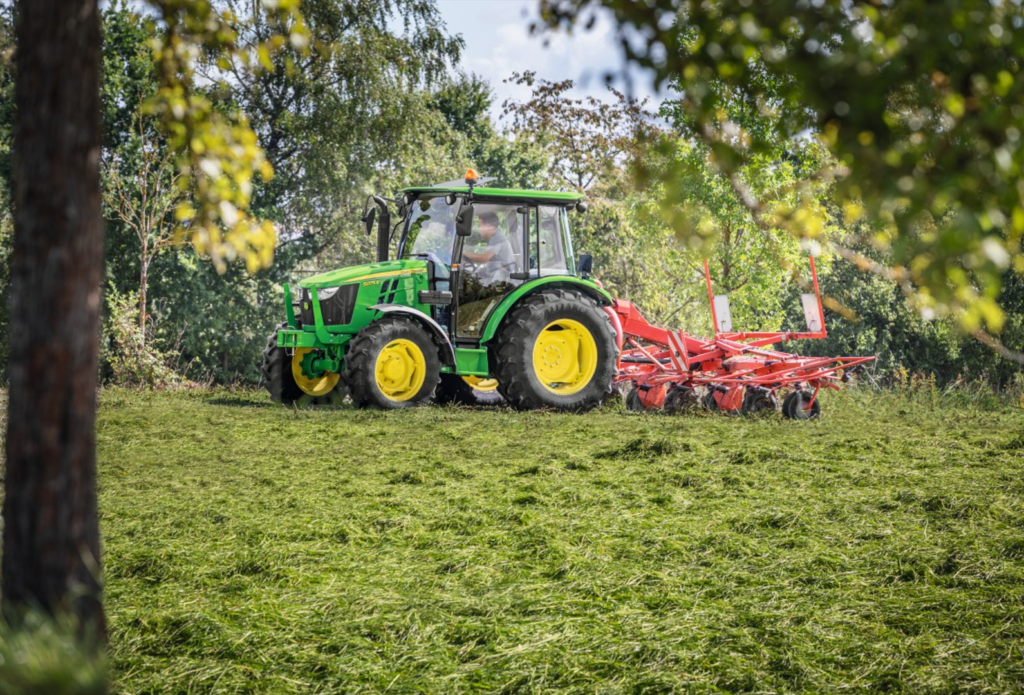 John Deere 5E. Uniwersalny ciągnik do gospodarstwa, usług i prac komunalnych