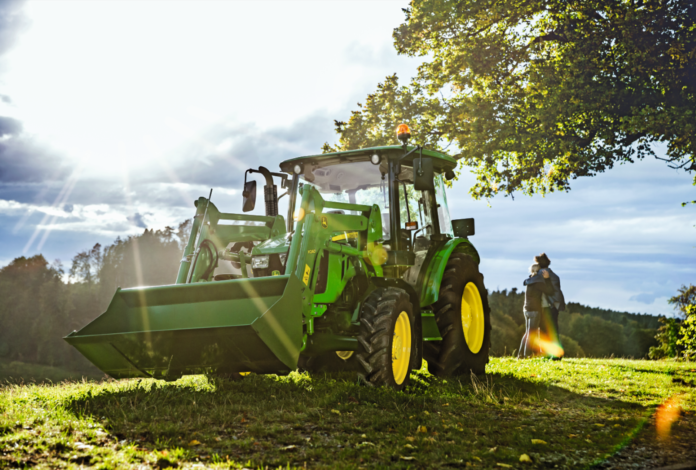 John Deere 5E. Uniwersalny ciągnik do gospodarstwa, usług i prac komunalnych