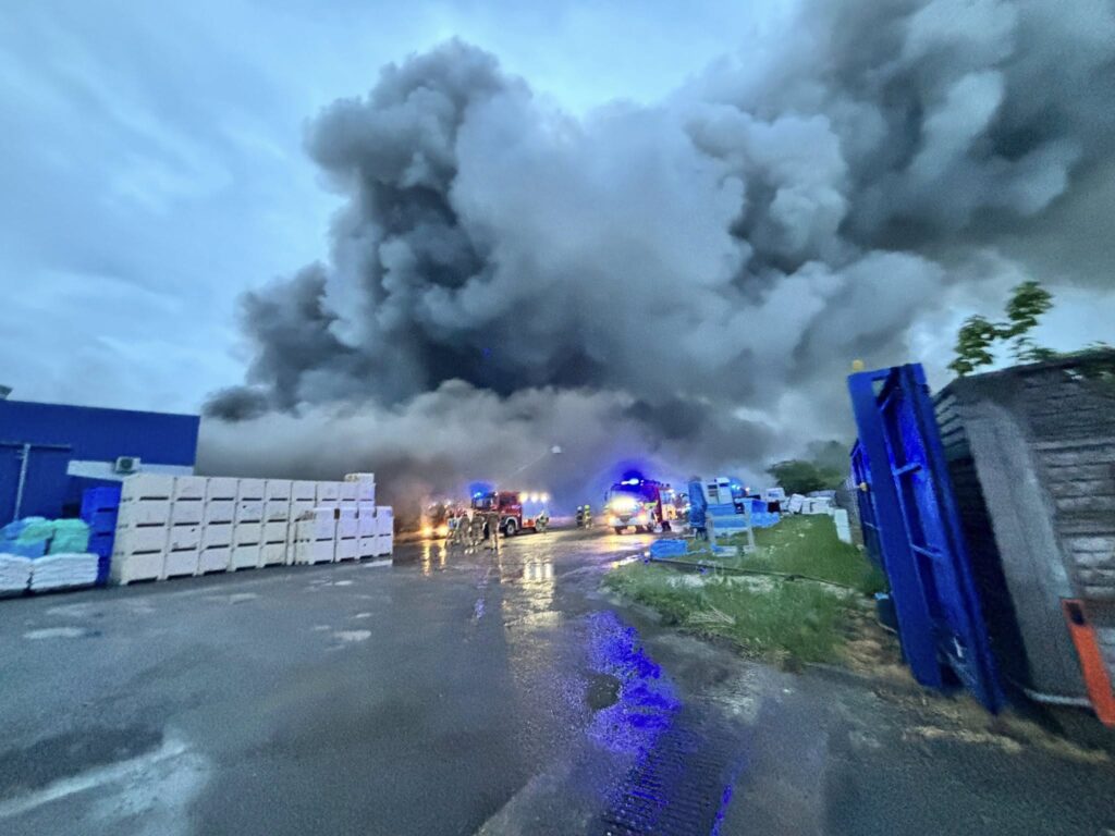 Potężny pożar w zakładach mięsnych. Spłonęła hala produkcyjna, straty idą w miliony!