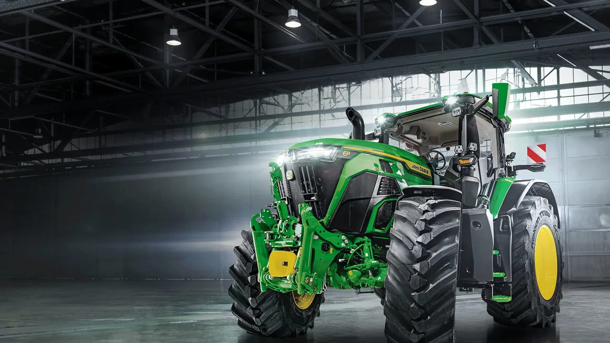John Deere pokazuje nowego giganta. 6R 260 przekracza 300 KM