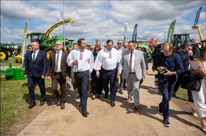 Minister Stefan Krajewski i unijny komisarz ds. rolnictwa Christophe Hansen na Krajowych Dniach Pola.