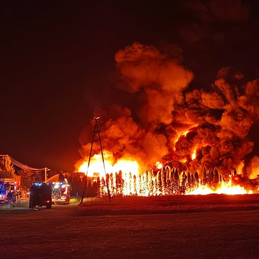 Potężny pożar przechowalni owoców w woj. Łódzkim
