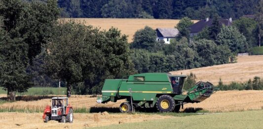 Bezpieczne żniwa. Dlaczego warto zwolnić, gdy widzisz kombajn na drodze?