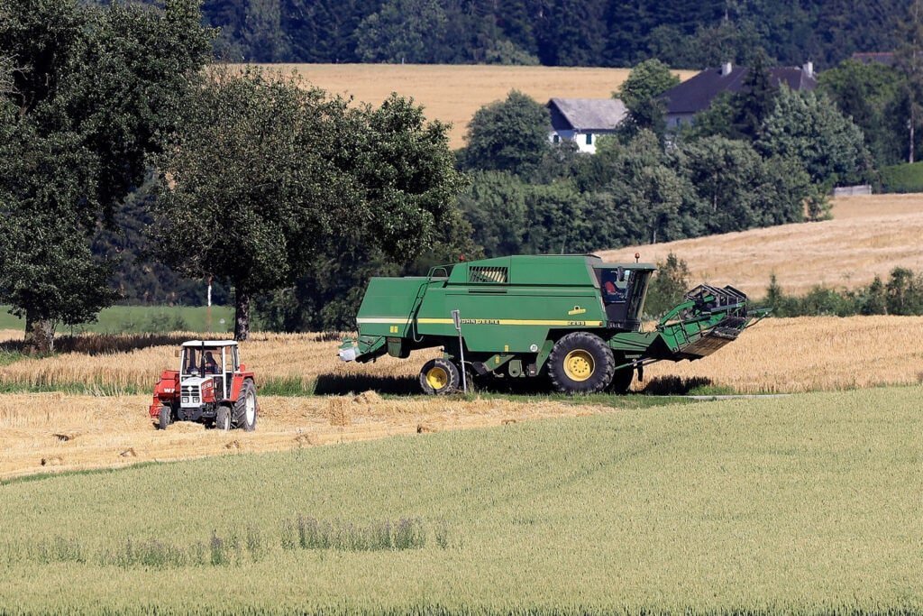 Bezpieczne żniwa. Dlaczego warto zwolnić, gdy widzisz kombajn na drodze?