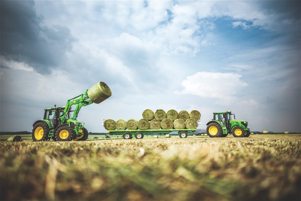 Słoma w gospodarstwie ma dużą wartość. John Deere pokazuje, jak wykorzystać ją efektywniej