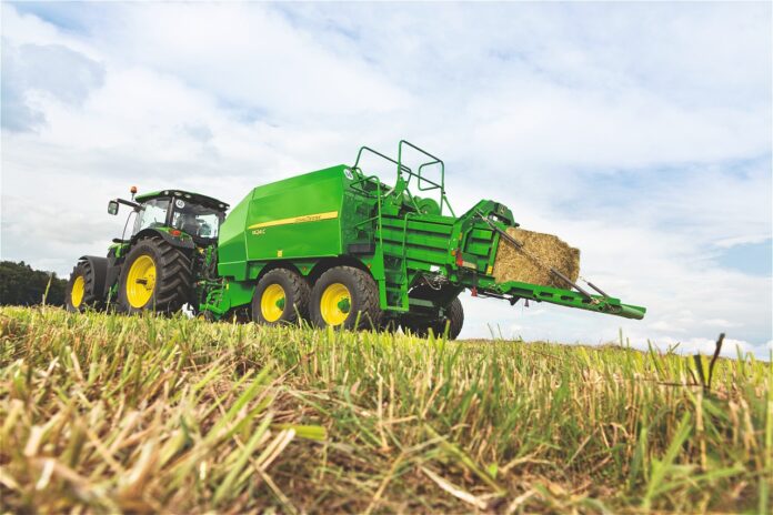 Słoma w gospodarstwie ma dużą wartość. John Deere pokazuje, jak wykorzystać ją efektywniej