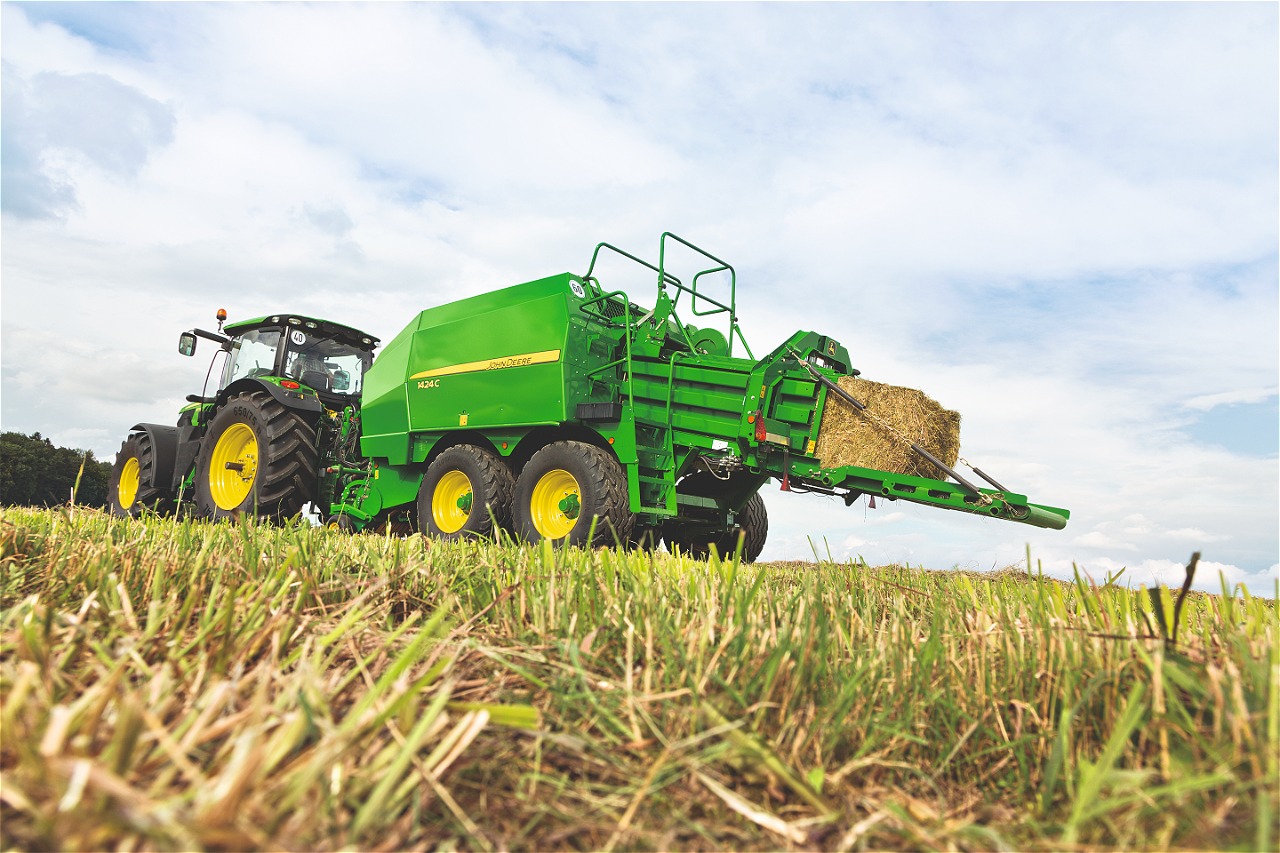 Słoma w gospodarstwie ma dużą wartość. John Deere pokazuje, jak wykorzystać ją efektywniej