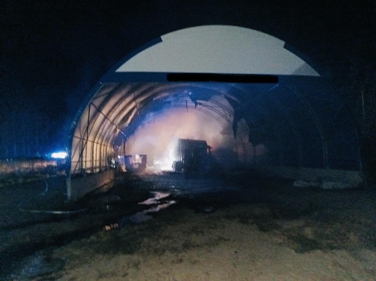 Spłonęła sieczkarnia i przyczepy. Tragiczny pożar w gminie Zbójna