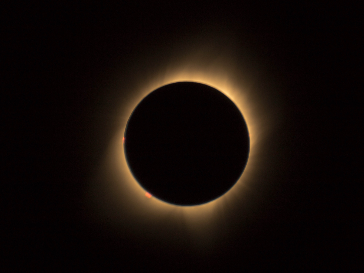 Zaćmienie Słońca 2026 i noc Perseidów: 12 sierpnia niebo nad polskimi polami zafunduje podwójny spektakl