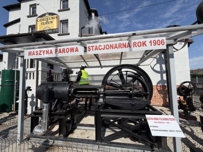 120-letnia maszyna parowa przy gorzelni w Turwi