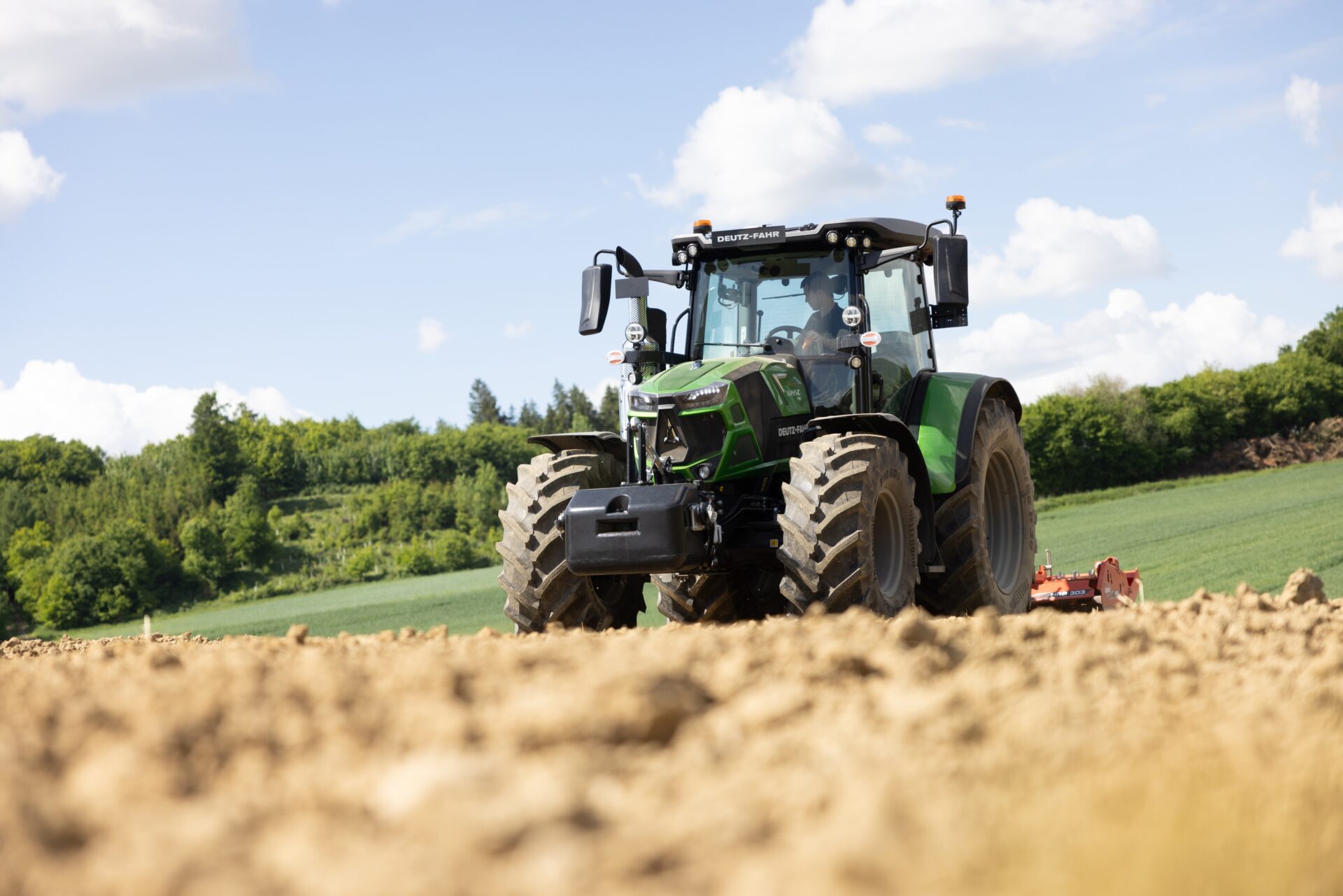 Ma 156 KM, podnosi 7,1 tony i skręca pod kątem 55°. Oto nowy DEUTZ-FAHR
