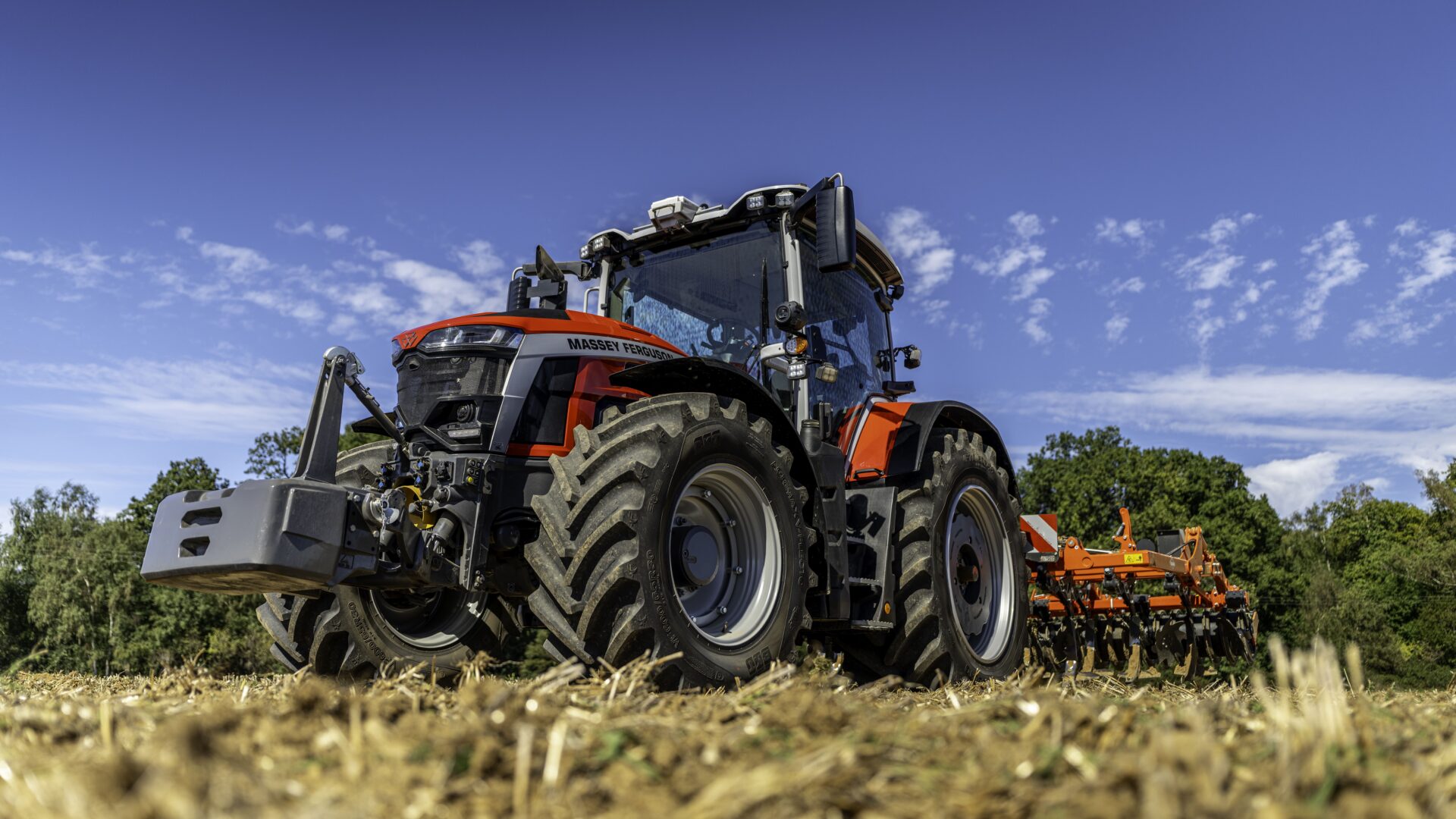 Nowe opony dla Massey Ferguson 7S Mark 2. Tylne koła mają aż 2 metry średnicy