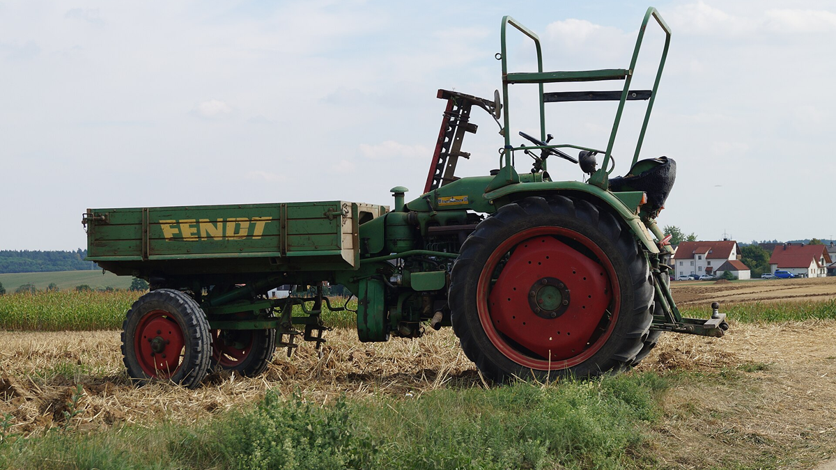 Silnik pod kabiną, a przed kierowcą mnóstwo miejsca. Takie ciągniki produkował Fendt