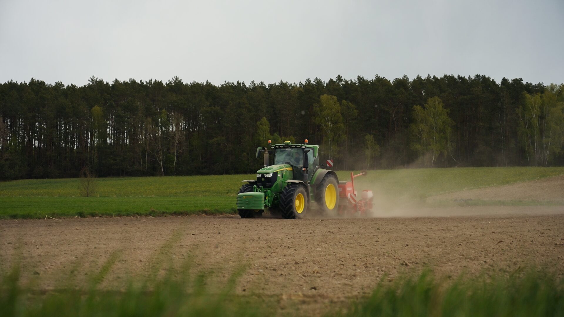 Dwa ciągniki John Deere i 100 hektarów. Jak CHIBOWSKI-AGRO oszczędza nasiona i paliwo?