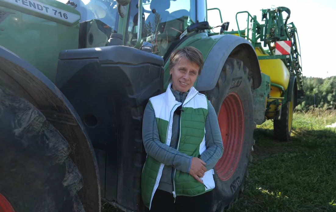 Sama zarządza 316 hektarami. Na słabszych glebach zbiera 3,7 t rzepaku z hektara