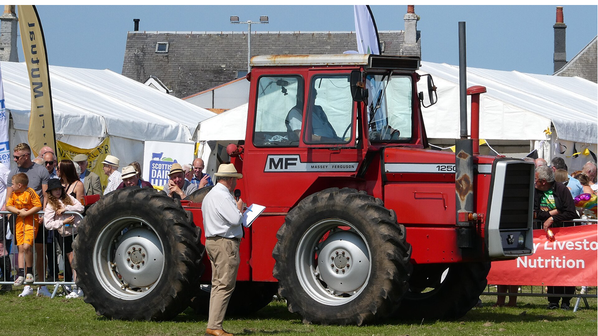 Miał tylko 105 KM, ale wyglądał jak potężny ciągnik. Ten Massey Ferguson zaskakiwał konstrukcją
